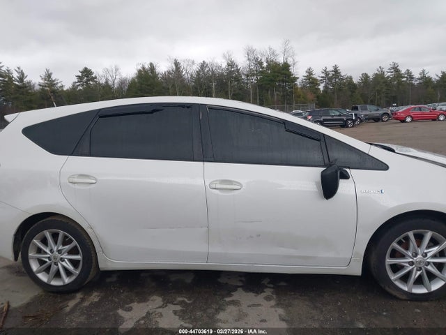 Toyota Prius v Five