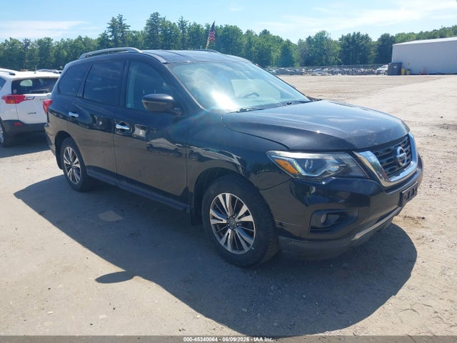 Salvage Nissan Pathfinder Image