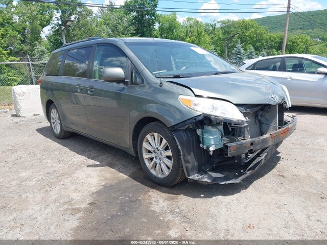 Salvage Toyota Sienna Image