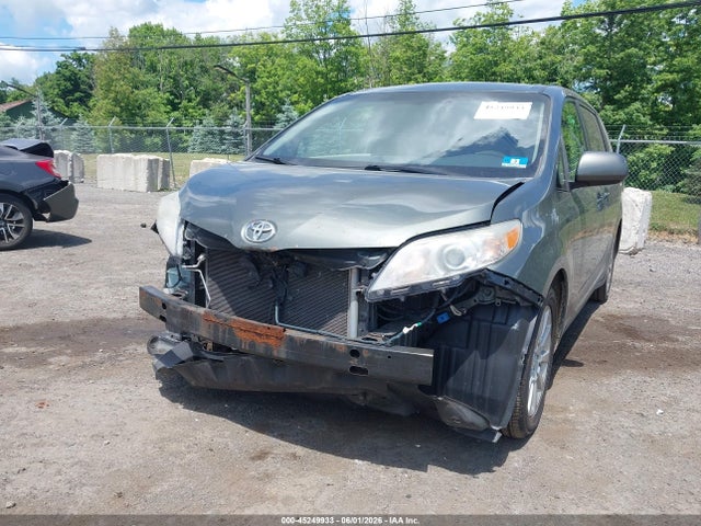Toyota Sienna Le 7 Passenger
