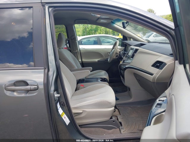 Toyota Sienna Le 7 Passenger