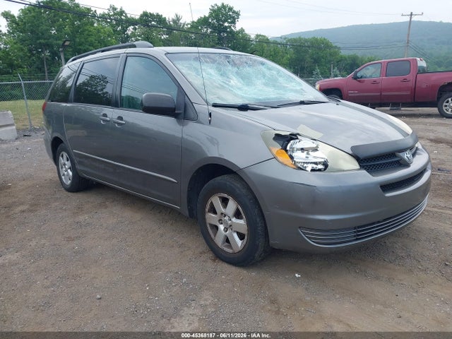 Salvage Toyota Sienna Image
