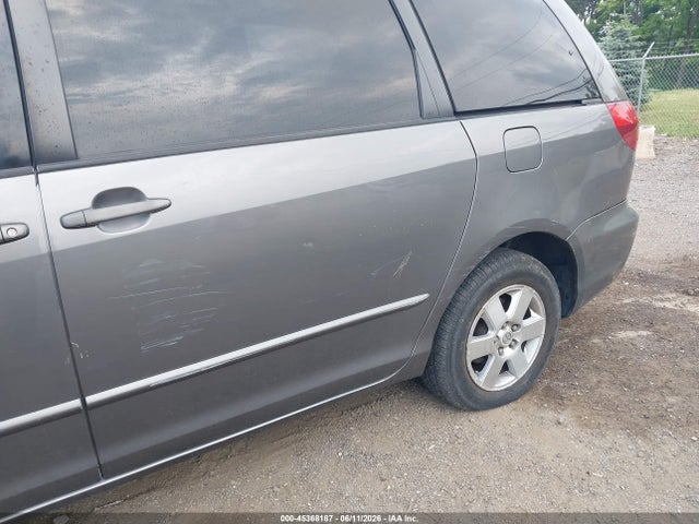 Toyota Sienna Le
