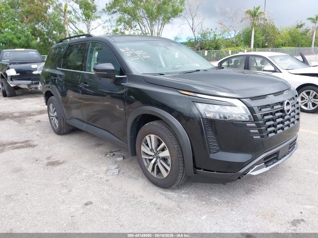 Salvage Nissan Pathfinder Image