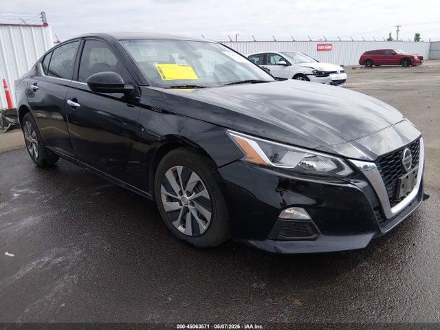 Salvage Nissan Altima Image