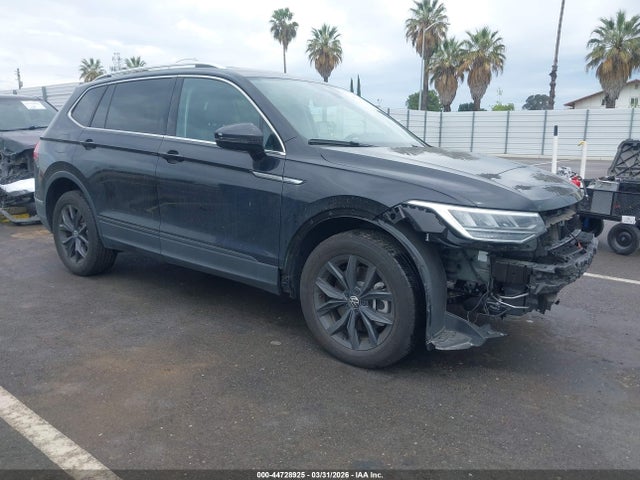 Salvage Volkswagen Tiguan Image
