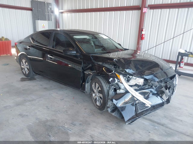 Salvage Nissan Altima Image