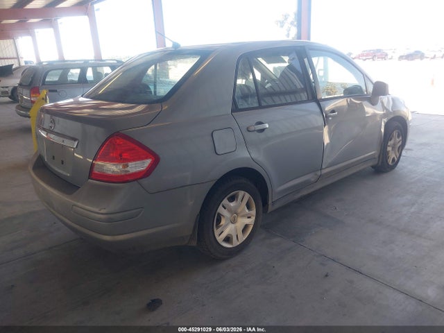 Nissan Versa 1.8s