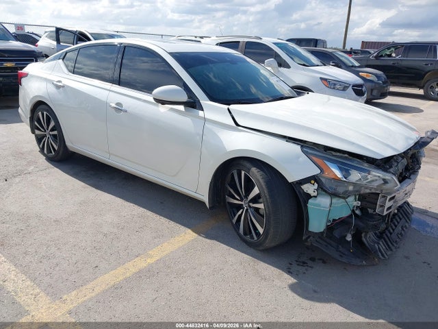 Salvage Nissan Altima Image