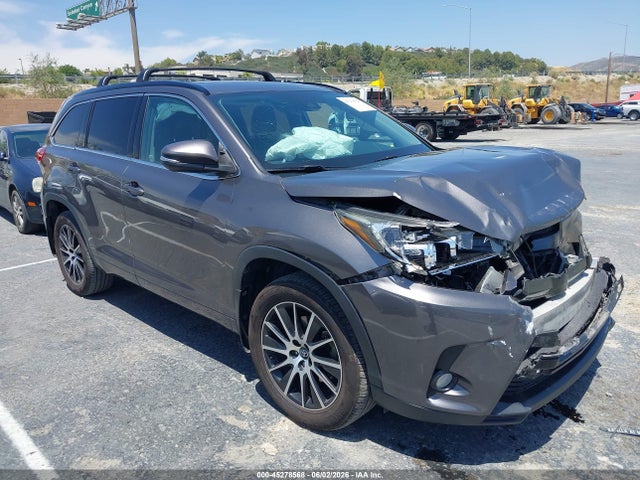 Salvage Toyota Highlander Image