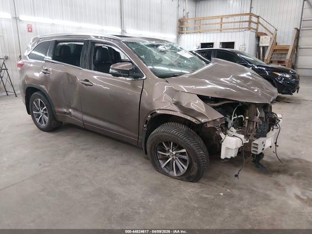 Salvage Toyota Highlander Image