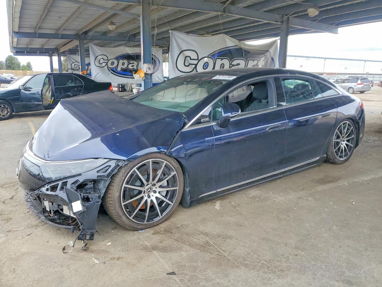 Salvage Mercedes-Benz EQS Image