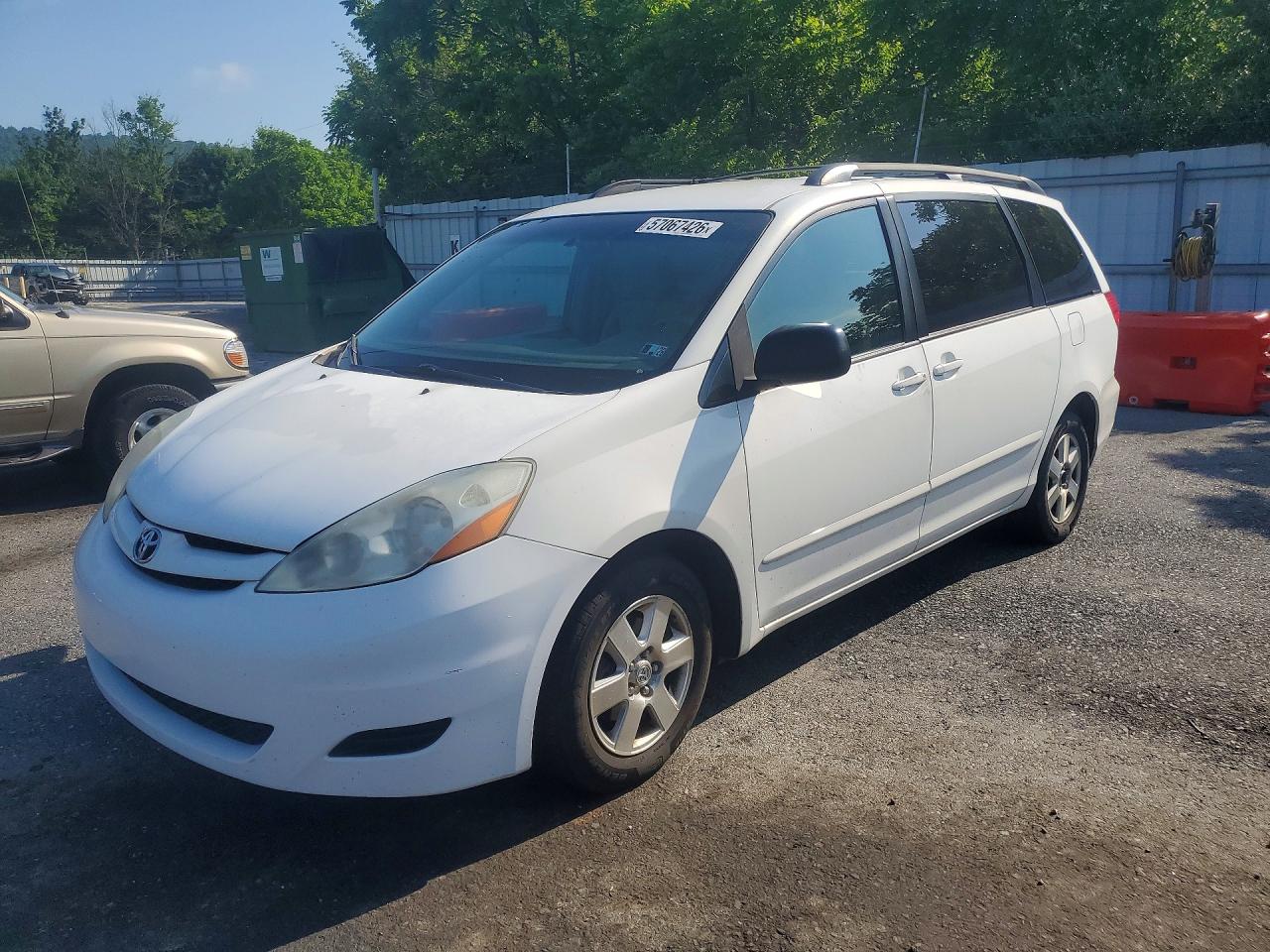 Salvage Toyota Sienna Image