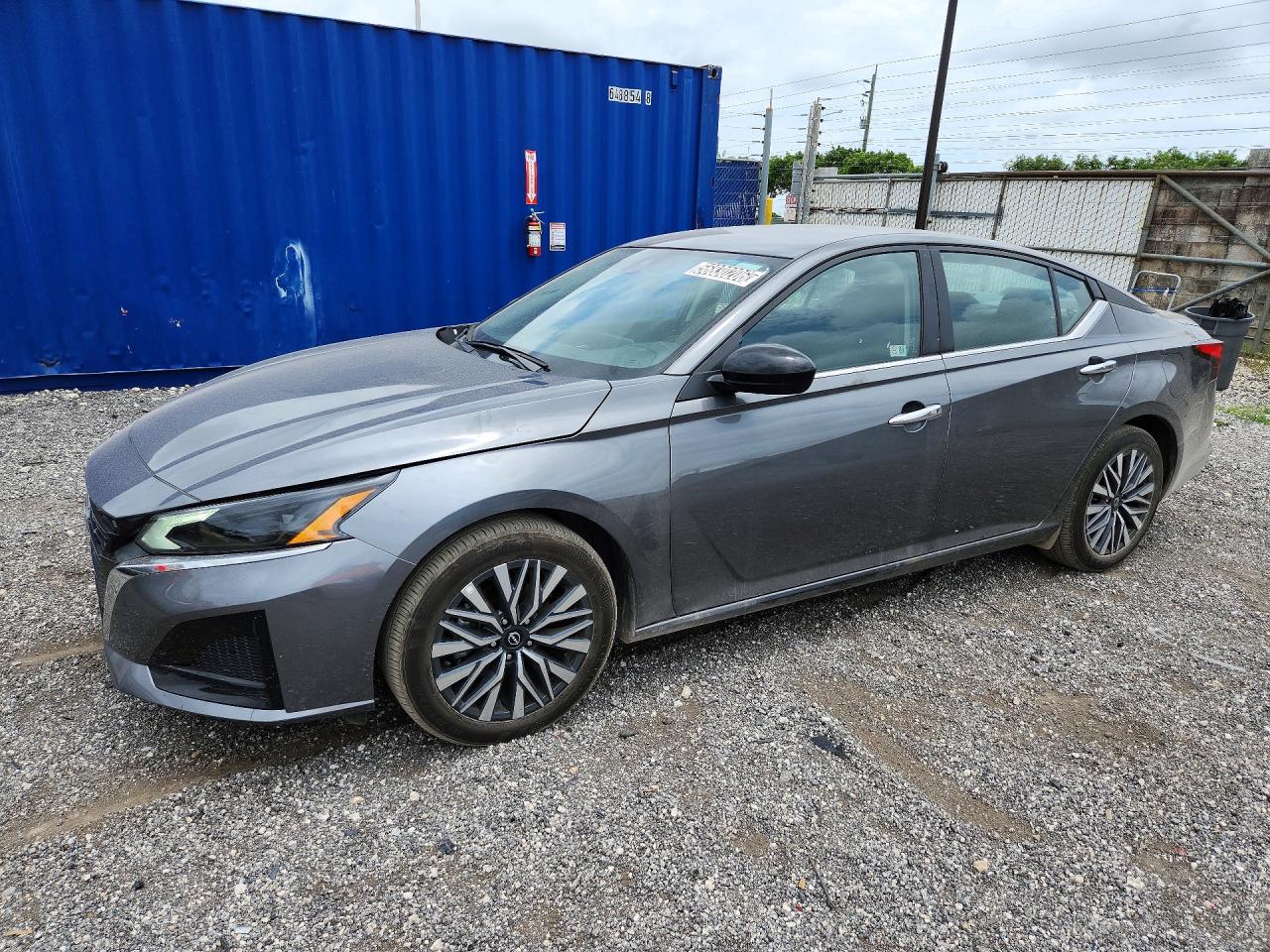 Salvage Nissan Altima Image