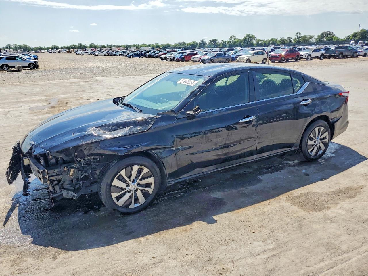 Salvage Nissan Altima Image