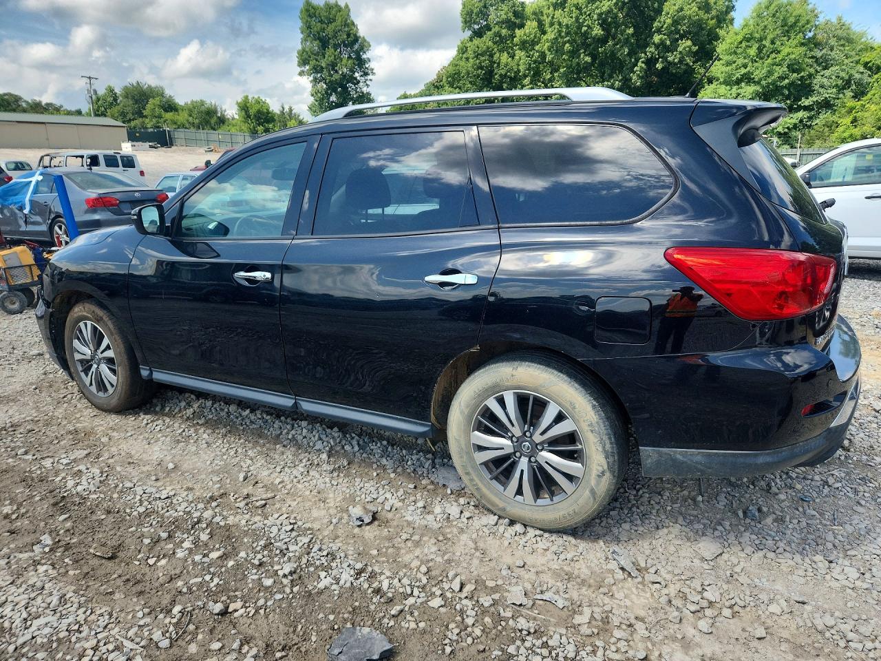 Nissan Pathfinder Sv