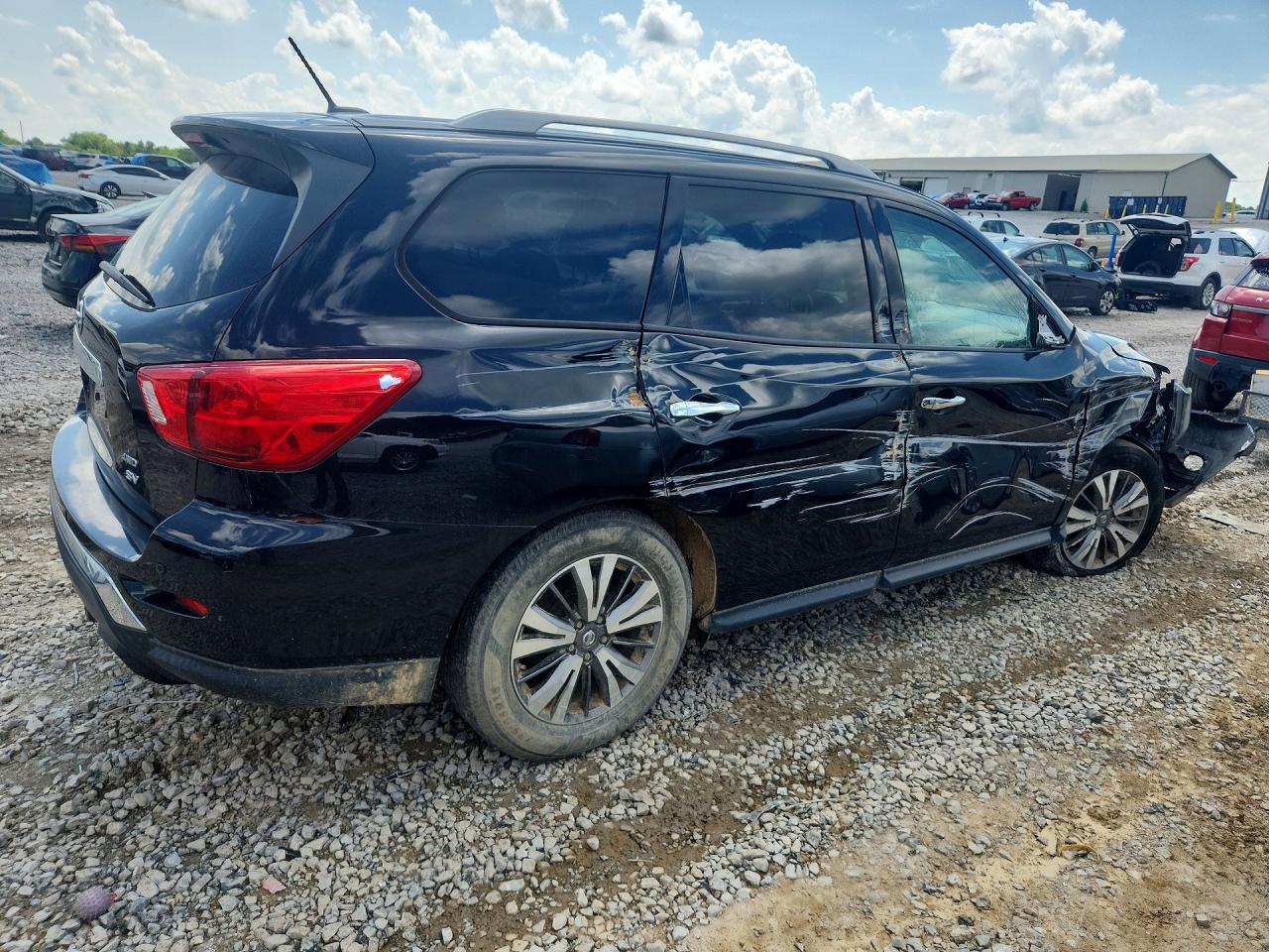 Nissan Pathfinder Sv