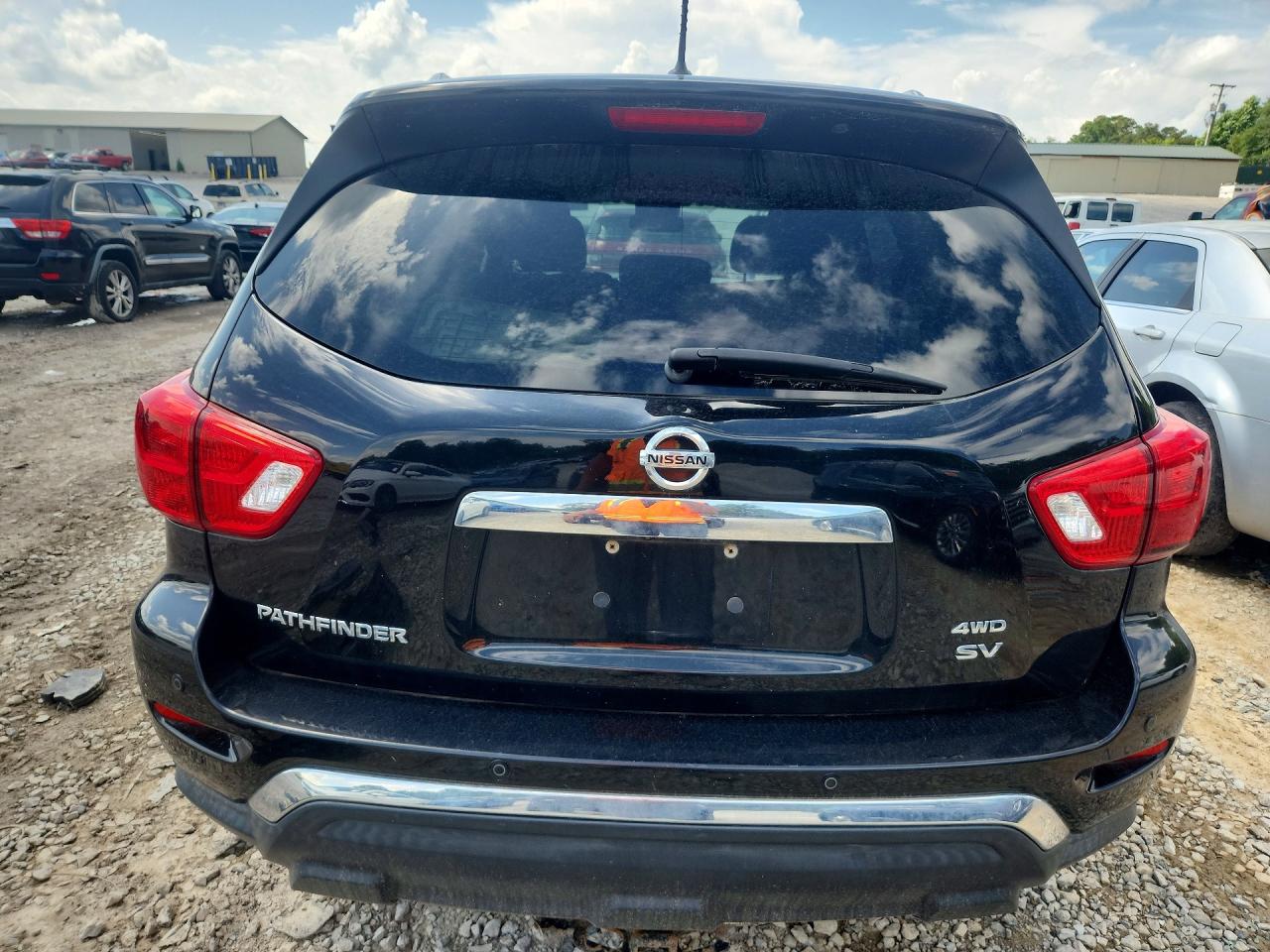Nissan Pathfinder Sv