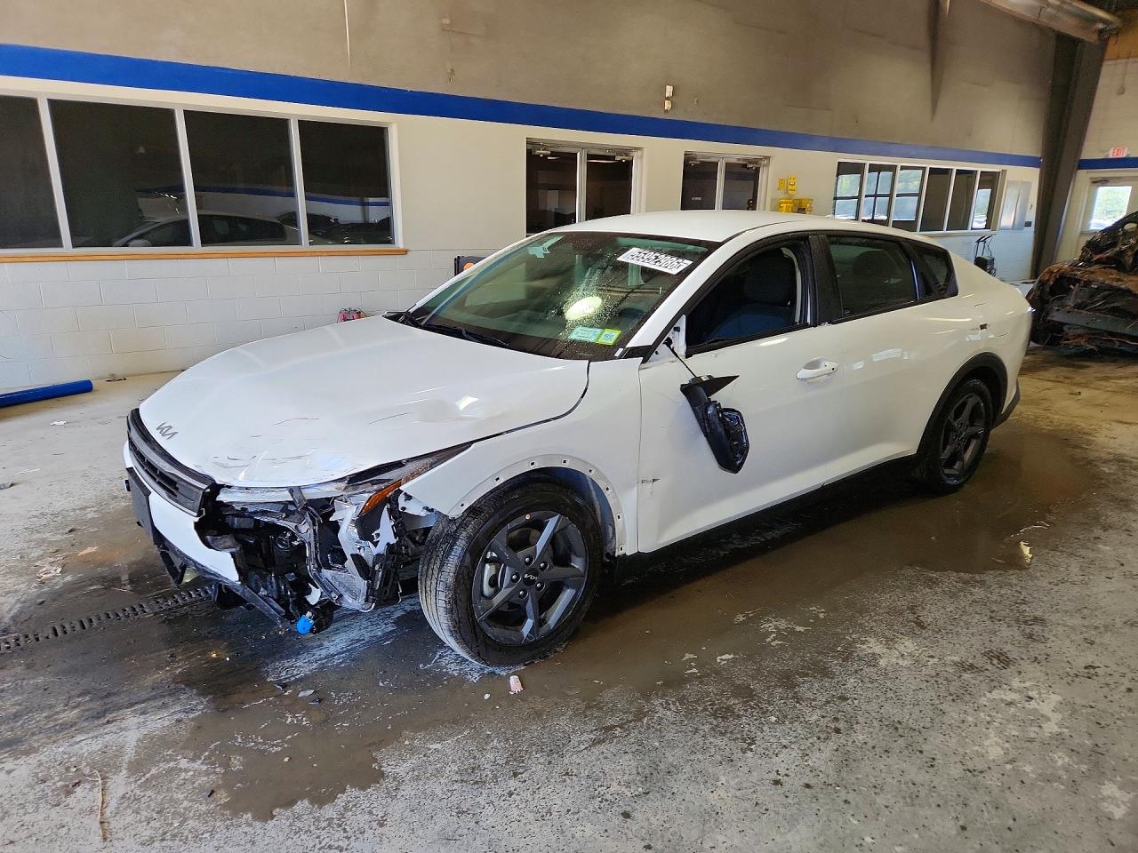 Salvage Kia K4 Image