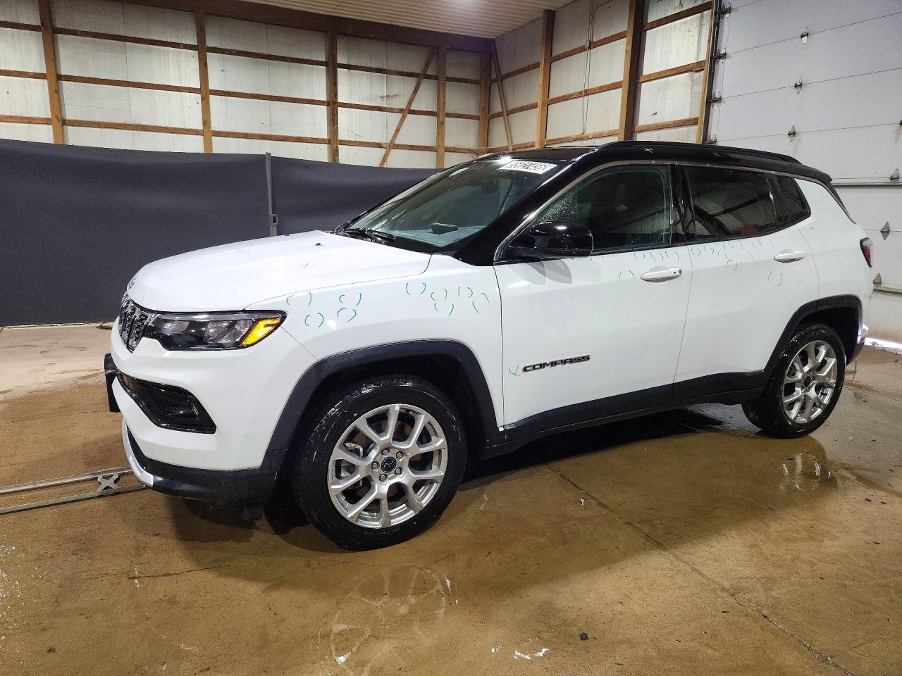 Salvage Jeep Compass Image