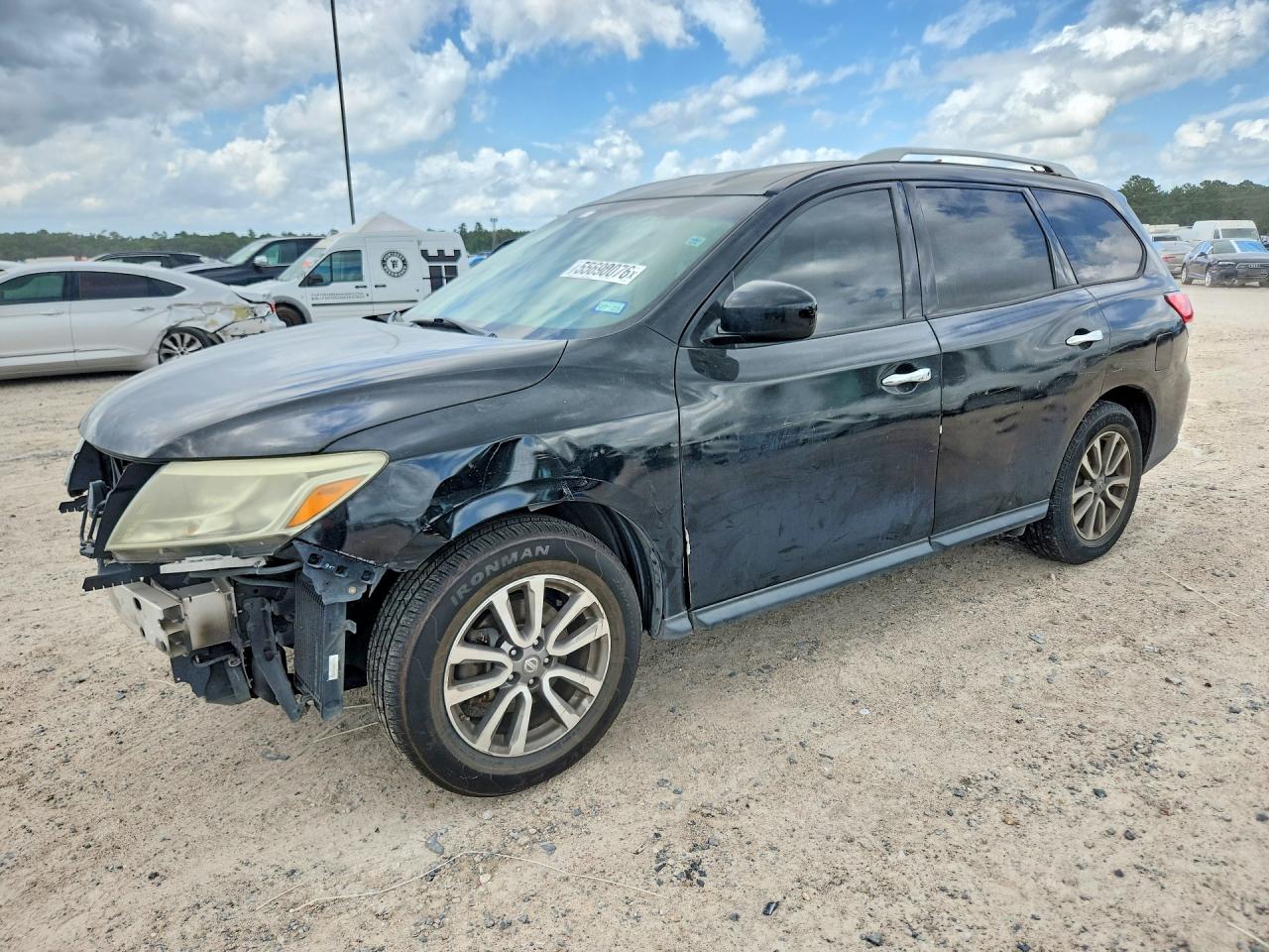 Salvage Nissan Pathfinder Image