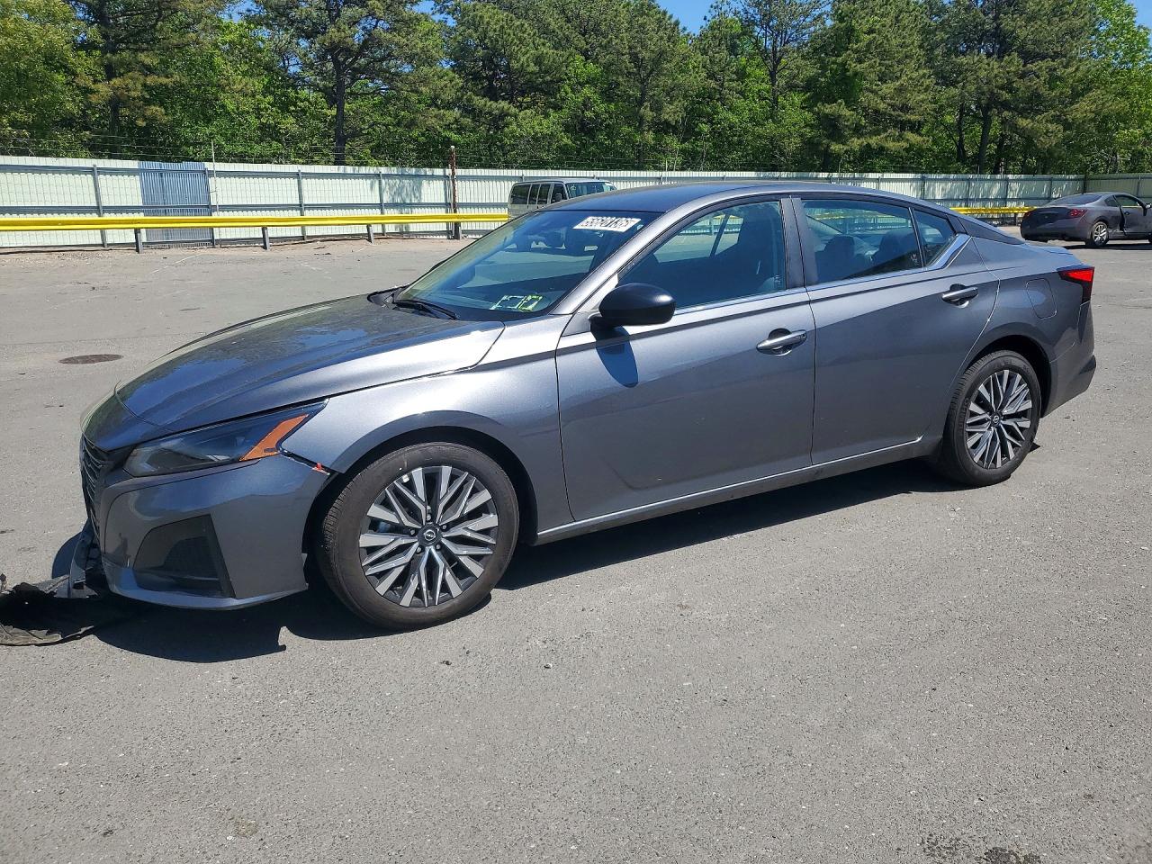 Salvage Nissan Altima Image