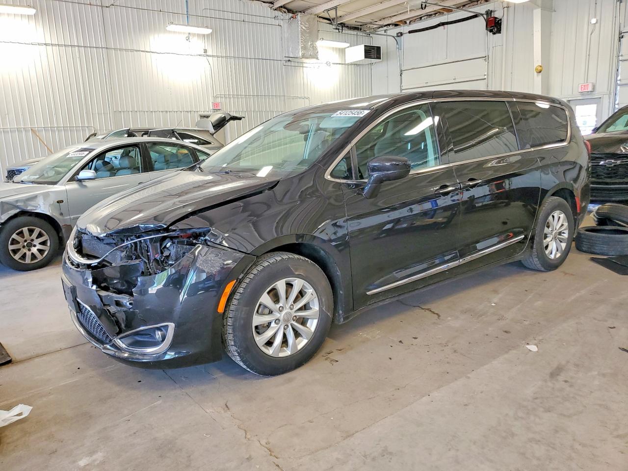 Salvage Chrysler Pacifica Image