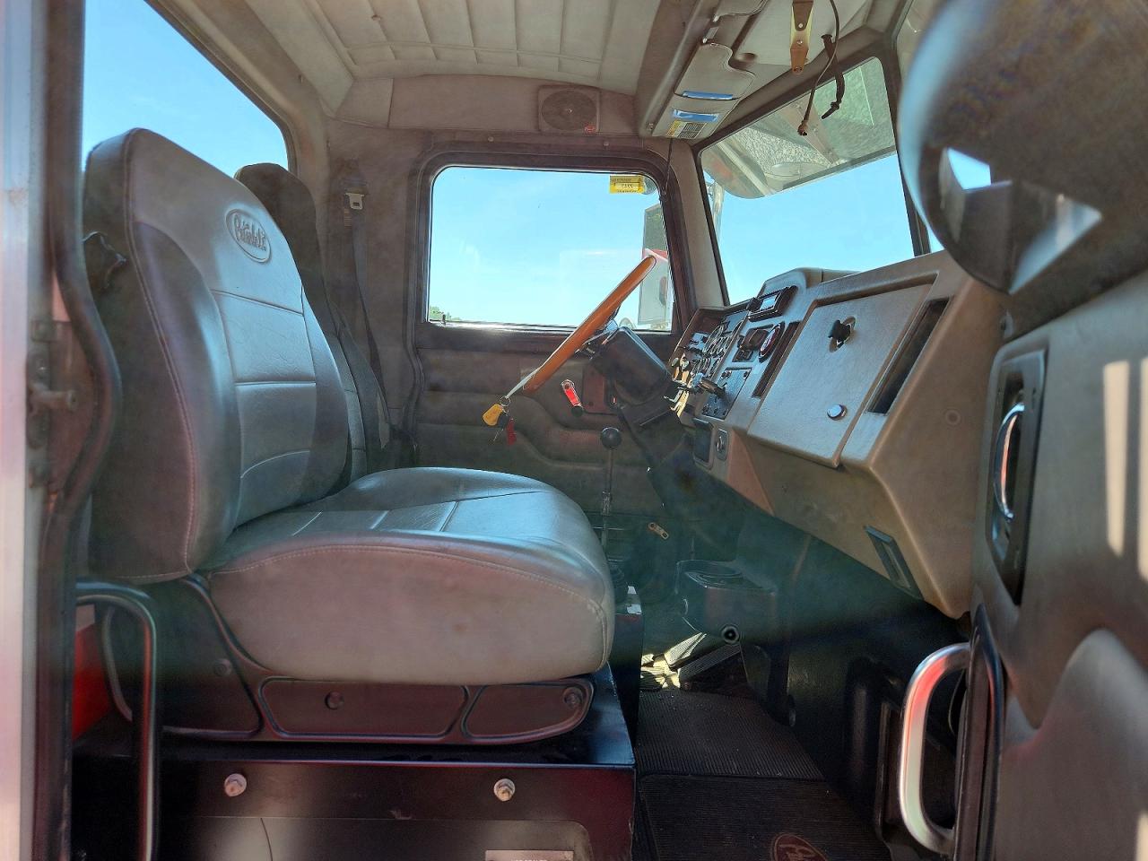 Peterbilt 335