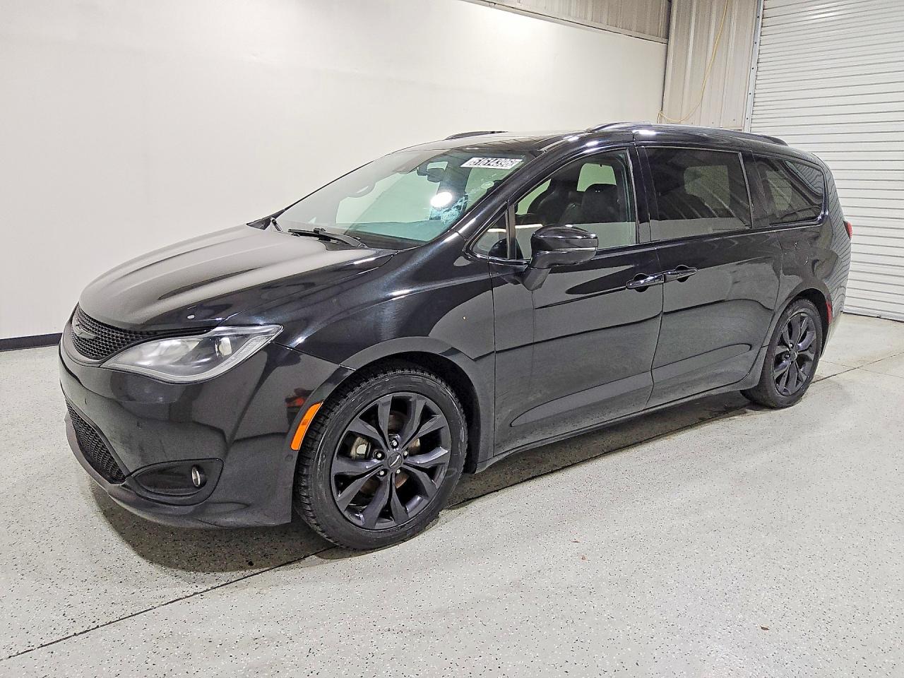 Salvage Chrysler Pacifica Image