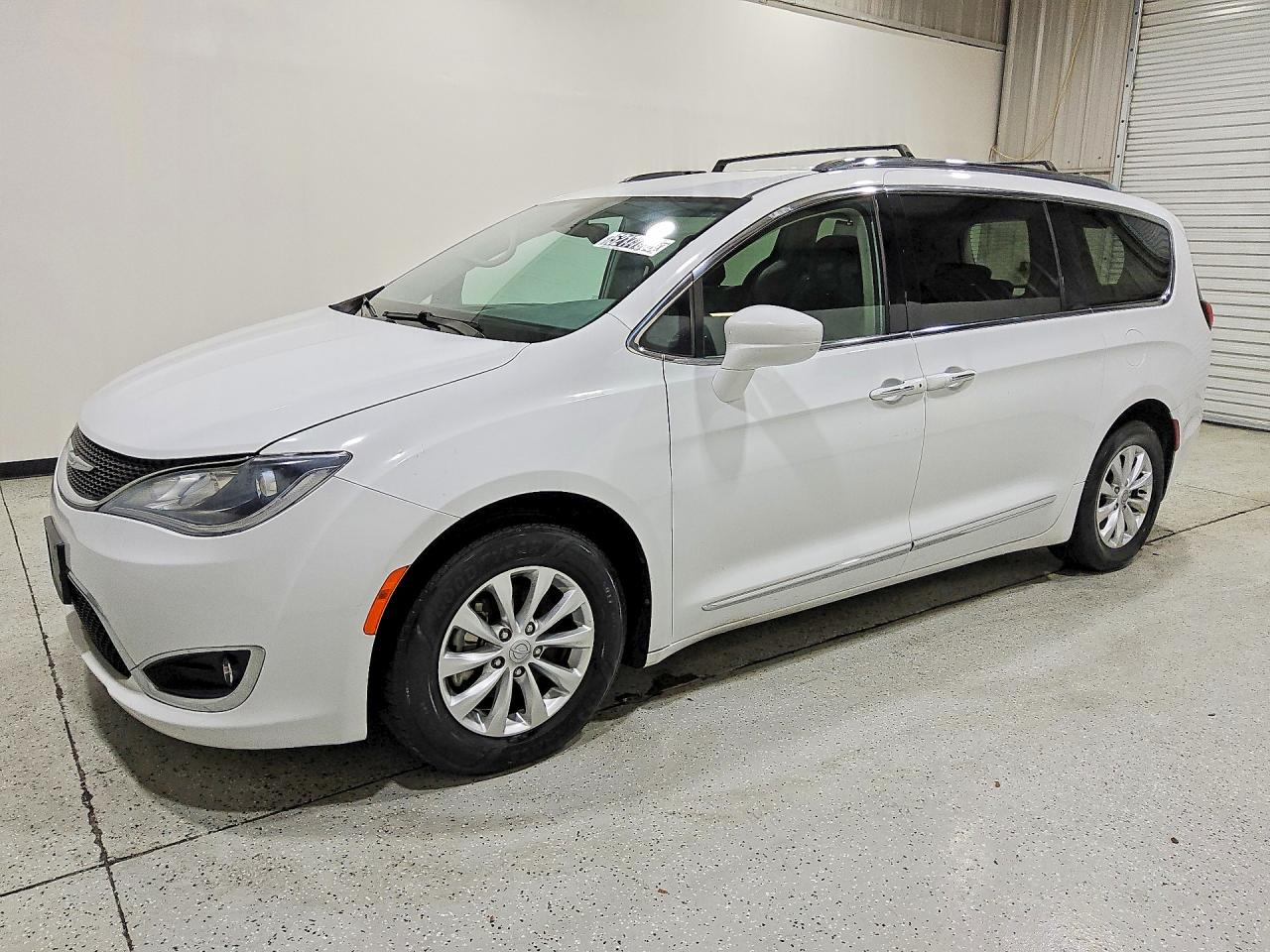Salvage Chrysler Pacifica Image