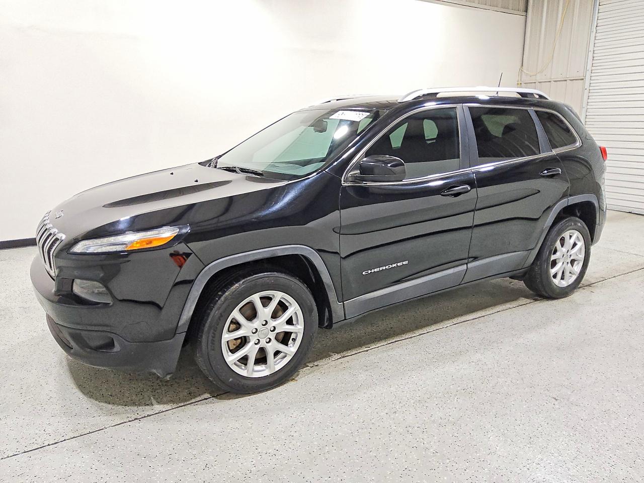 Salvage Jeep Cherokee Image