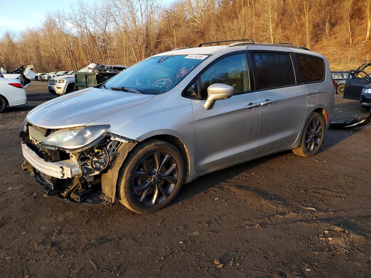 Salvage Chrysler Pacifica Image