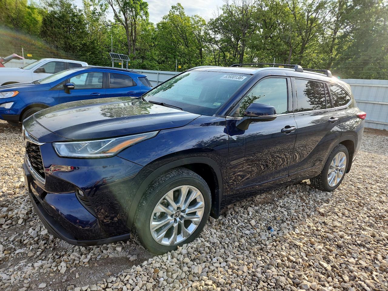 Salvage Toyota Highlander Image