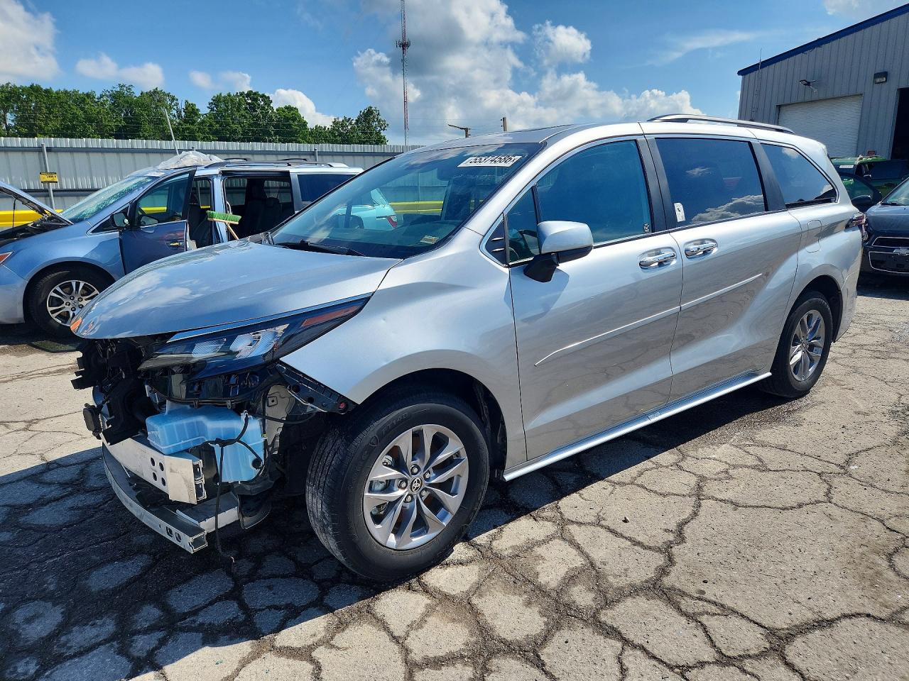 Salvage Toyota Sienna Image
