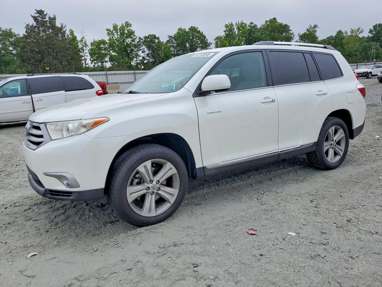 Salvage Toyota Highlander Image