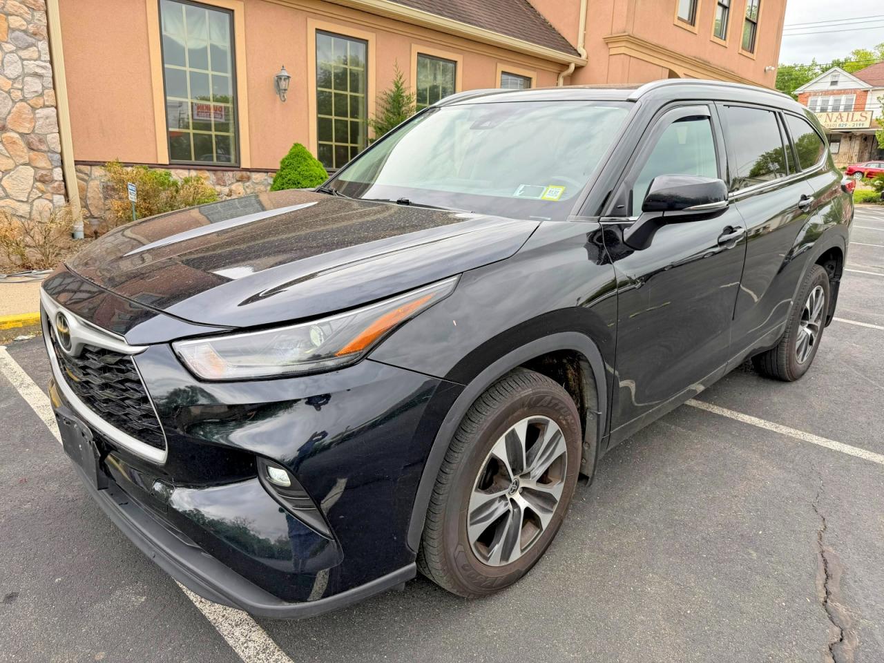 Salvage Toyota Highlander Image