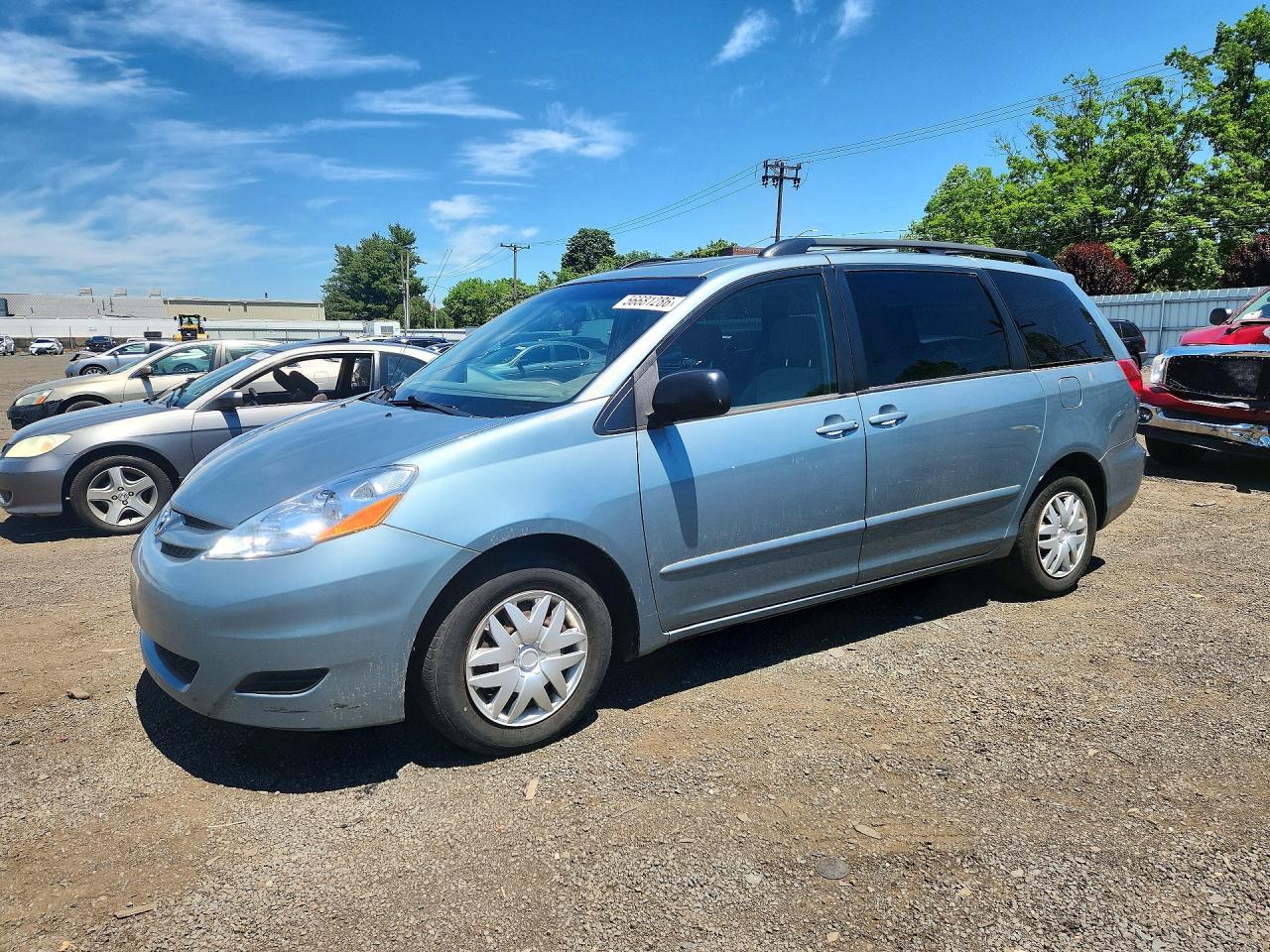 Salvage Toyota Sienna Image