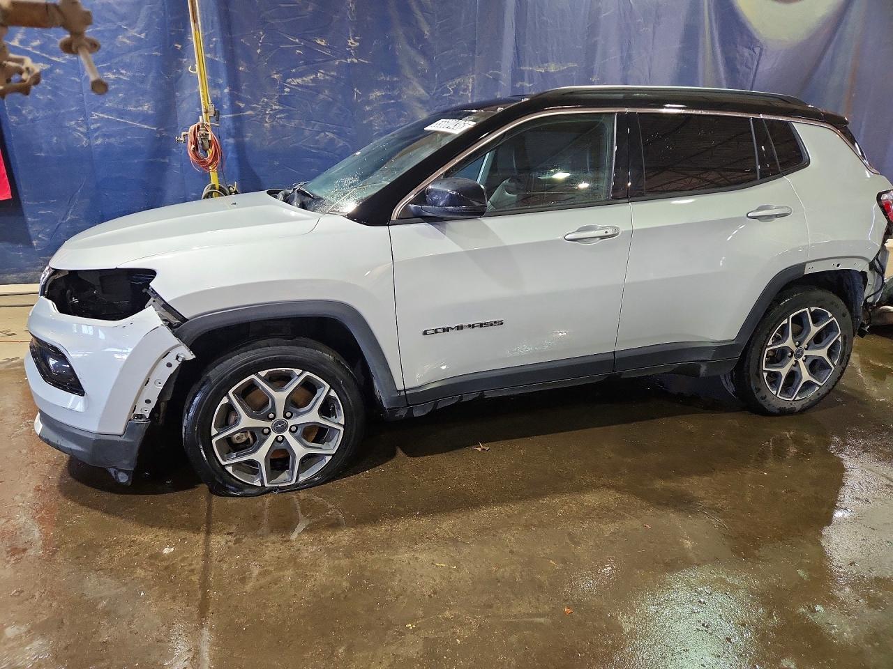 Salvage Jeep Compass Image