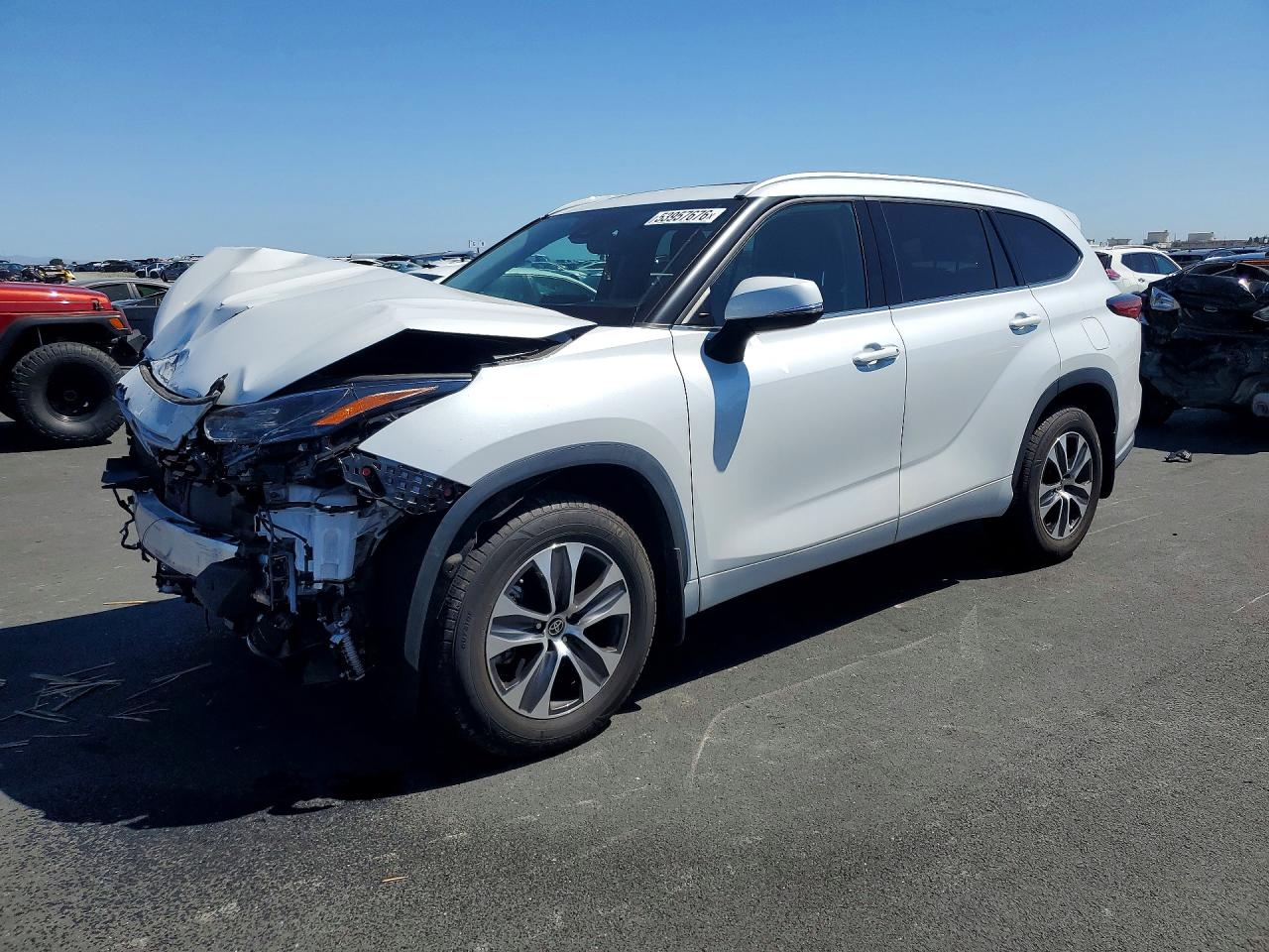Salvage Toyota Highlander Image