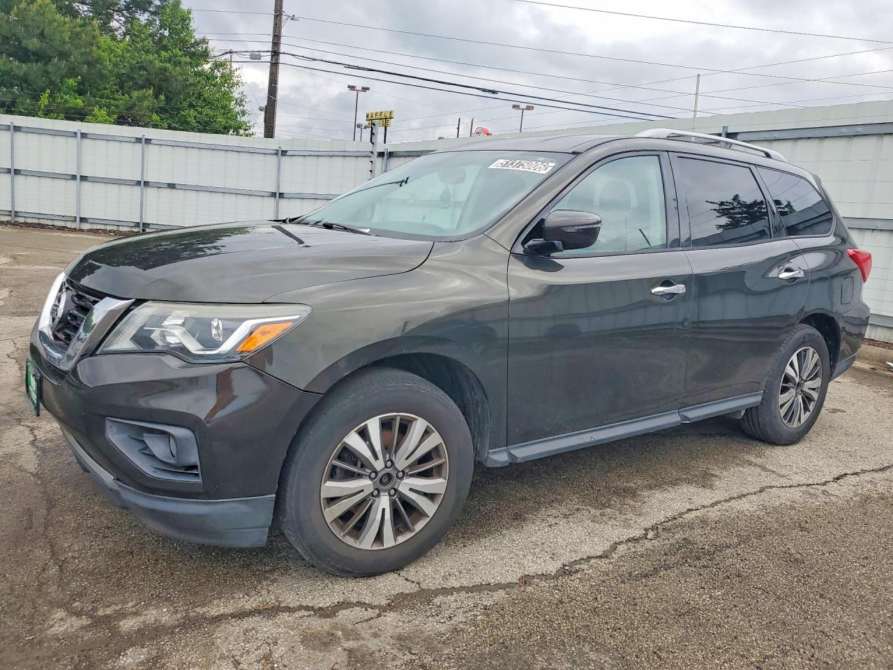 Salvage Nissan Pathfinder Image