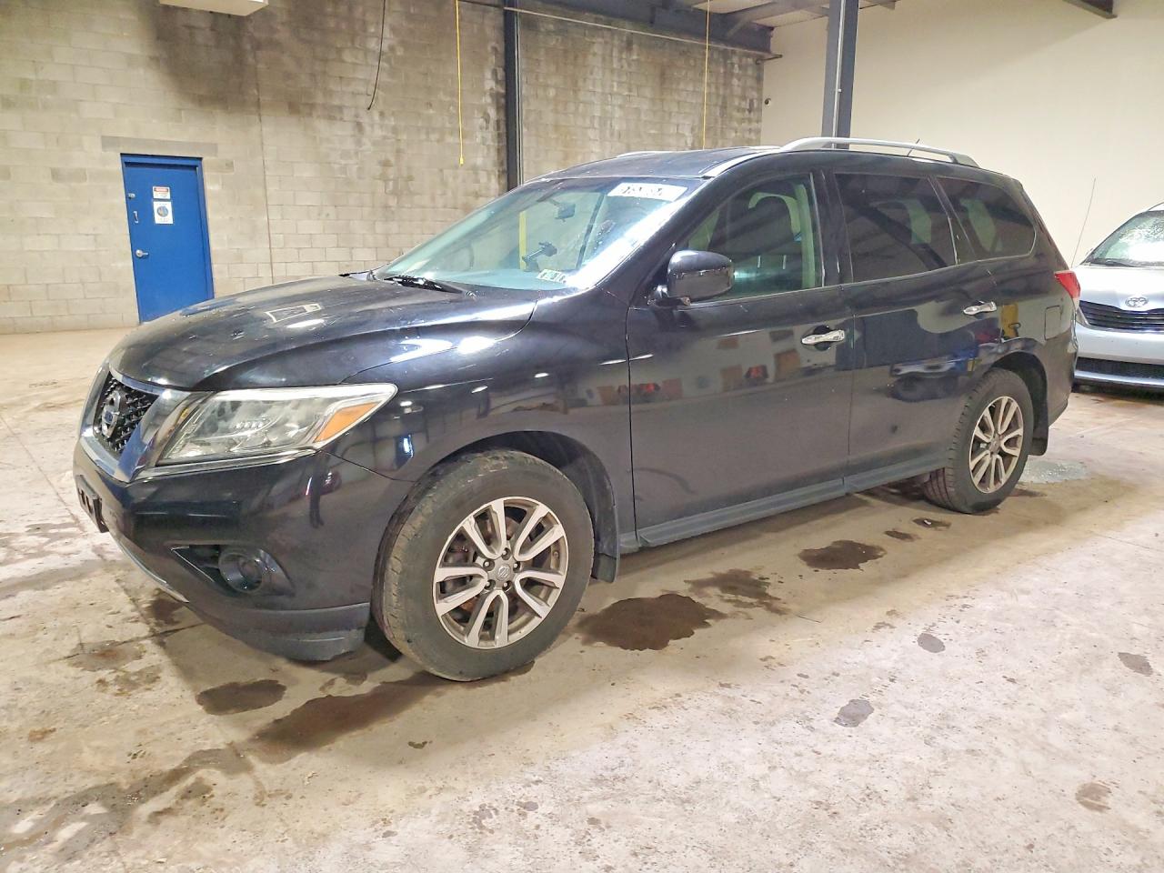 Salvage Nissan Pathfinder Image