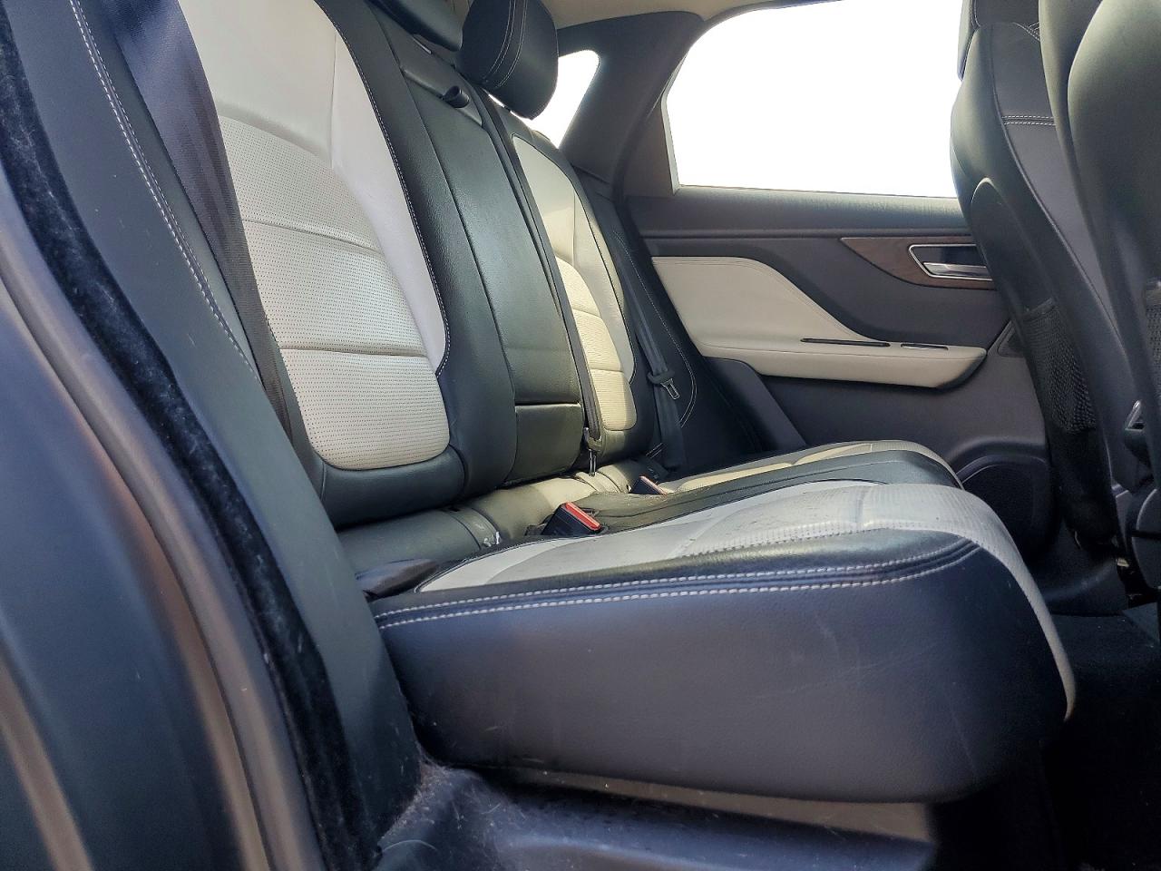 Jaguar F-PACE R - Sport