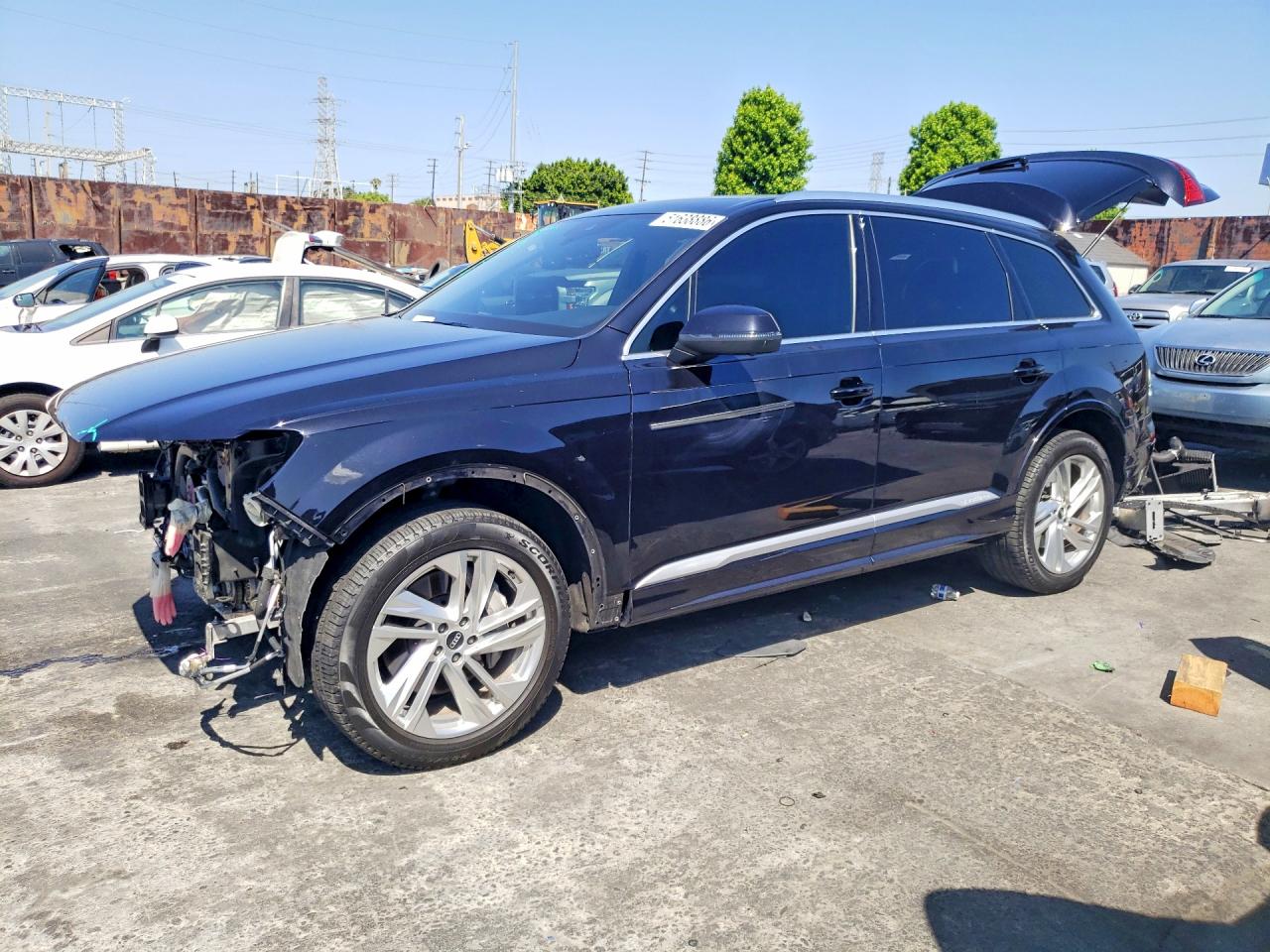 Salvage Audi Q7 Image
