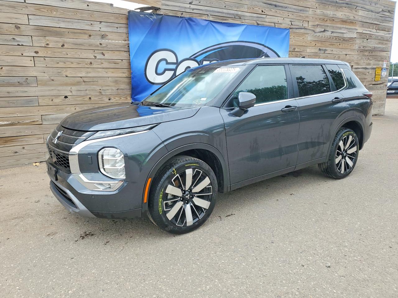 Salvage Mitsubishi Outlander Image