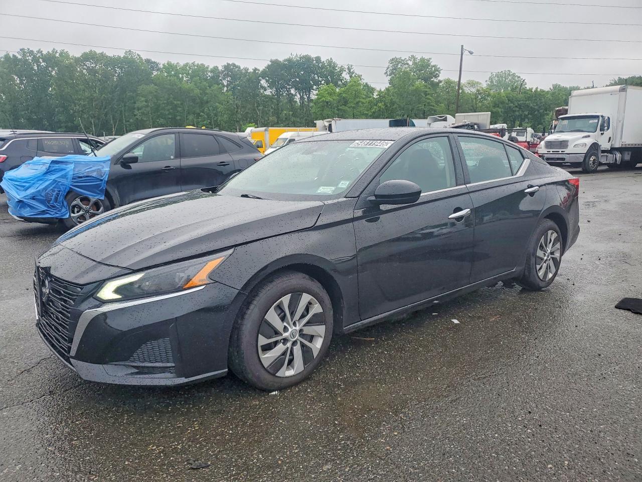 Salvage Nissan Altima Image