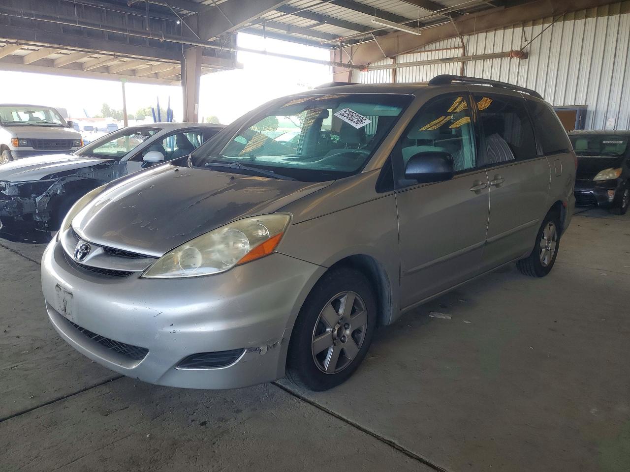 Salvage Toyota Sienna Image