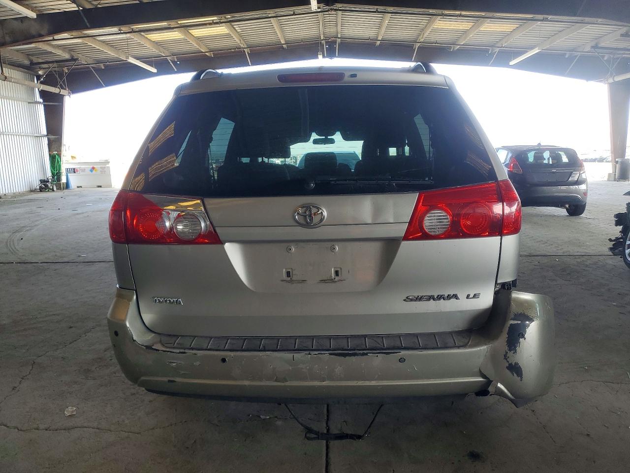 Toyota Sienna Le 8-passenger