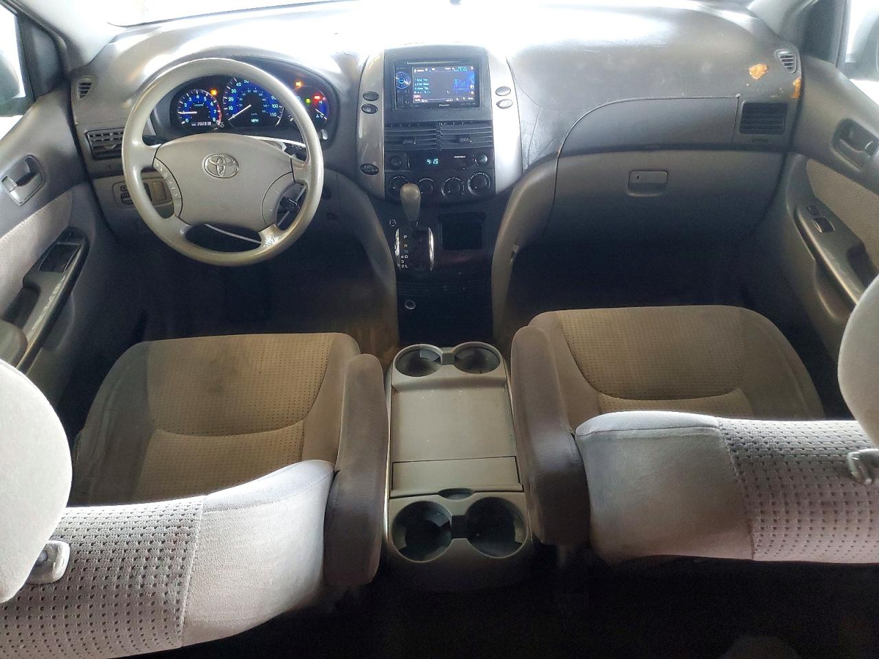 Toyota Sienna Le 8-passenger