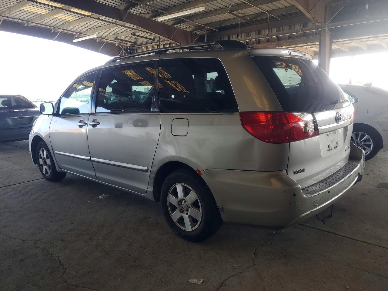 Toyota Sienna Le 8-passenger