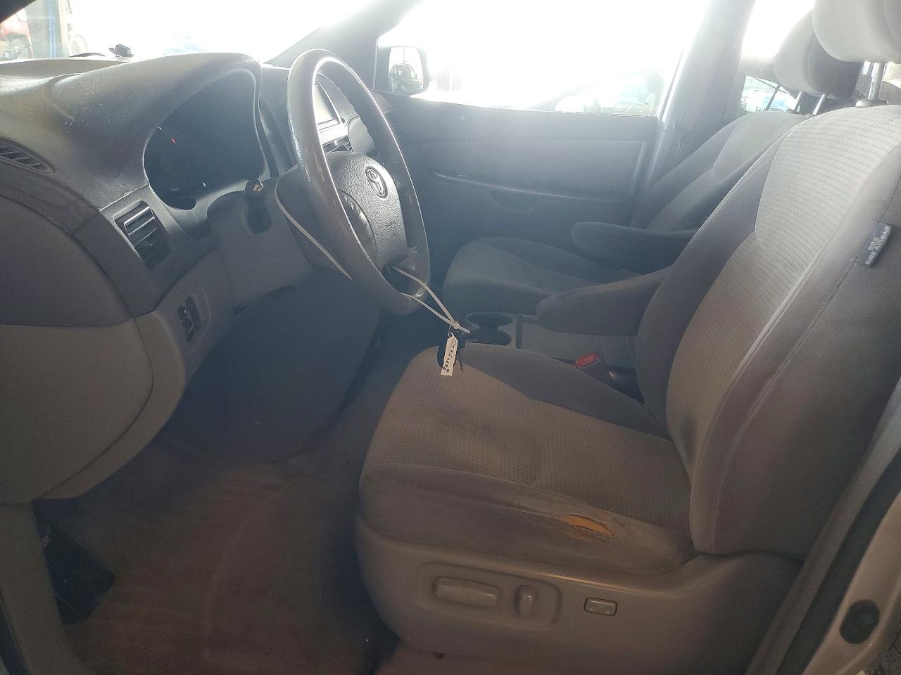 Toyota Sienna Le 8-passenger